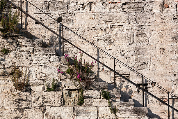 stair szyny yedikule fortress - sultana california zdjęcia i obrazy z banku zdjęć