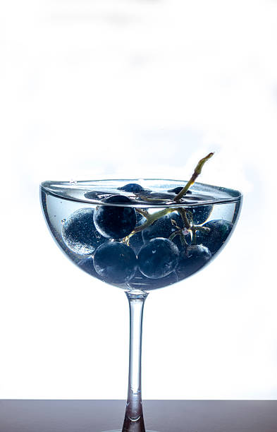szkła - gin tonic water martini olive zdjęcia i obrazy z banku zdjęć