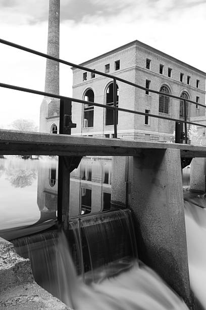 milton menor falls dam represa en negro & blanco - condado de suffolk massachusetts fotografías e imágenes de stock