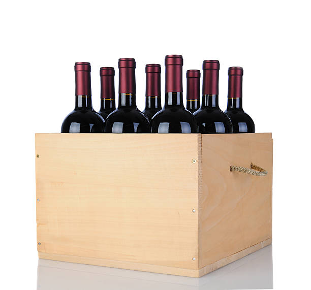カベルネのワインボトルの木製のケージ - クレート ストックフォトと画像