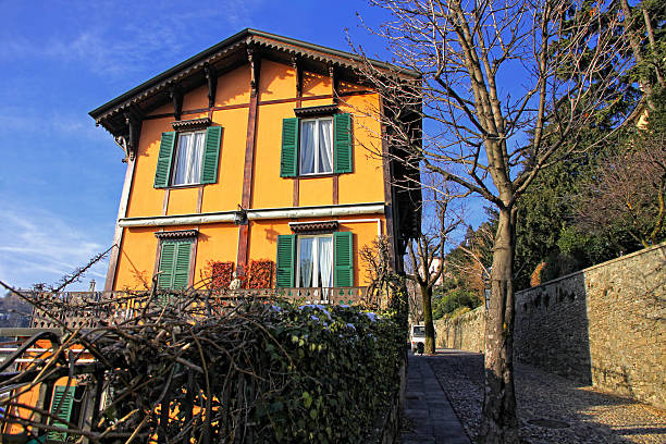 vista de población de la ciudad de bergamo, italia - architecture bergamo blue building exterior fotografías e imágenes de stock