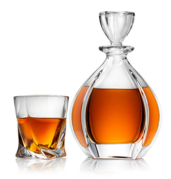 botella de boca ancha y vaso de whisky - cognac bottle fotografías e imágenes de stock