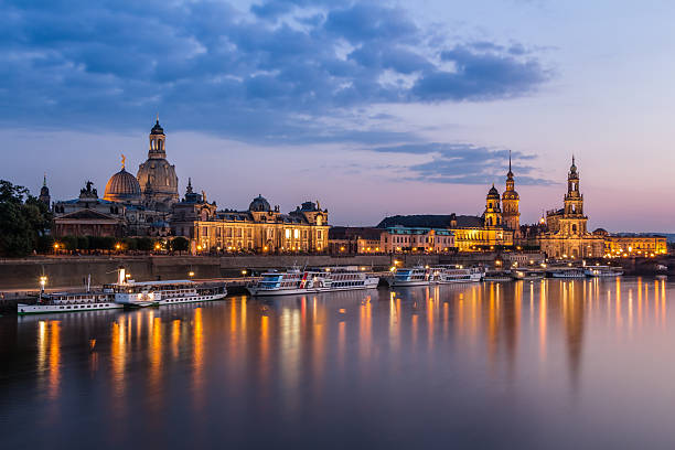 skyline zu dresda am abend - europe germany castle nobody foto e immagini stock