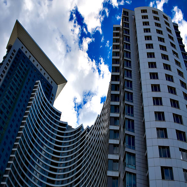 lateral vista de los rascacielos de negocios - order apartment architecture personal perspective fotografías e imágenes de stock