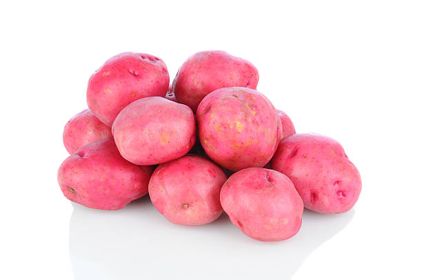 rote kartoffeln auf weiß - red potato raw potato red vegetable stock-fotos und bilder