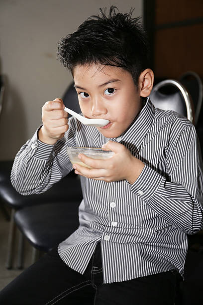 маленький азиатский ребенок пить cream of thai dessert - tyke стоковые фото и изображения