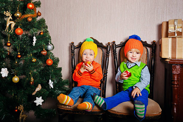 little irmão e irmã perto de árvore de natal - christmas child little boys peeking imagens e fotografias de stock