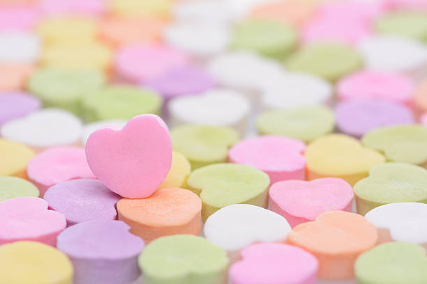 rosa cndy cuore - lots of candy hearts foto e immagini stock