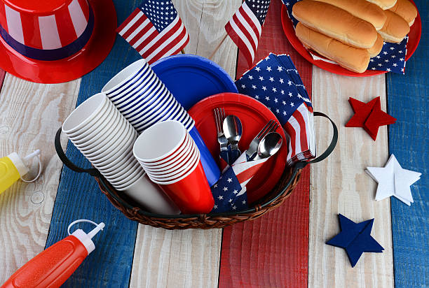 mesa de jardín listo para fiestas del 4 de julio - napkin american flag holiday fourth of july fotografías e imágenes de stock