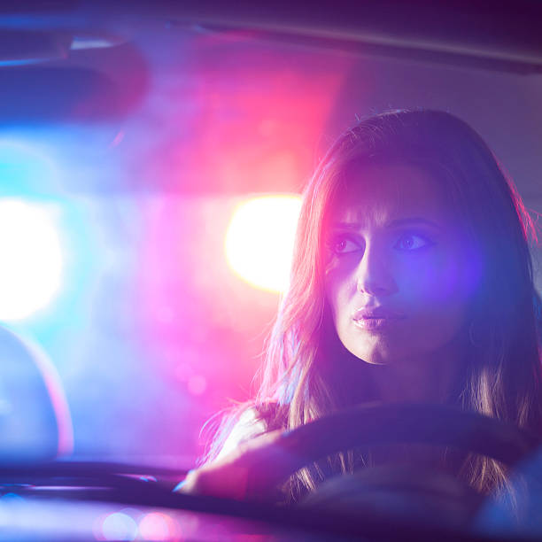 mujer chaced y alto policial - blinding fotografías e imágenes de stock