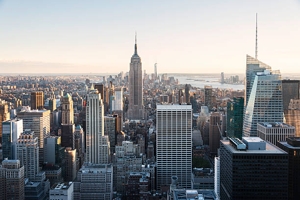 empire state building und die skyline von new york - garment stock-fotos und bilder