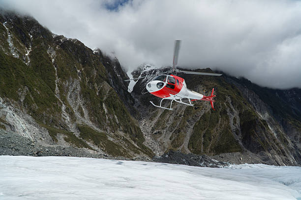 aire d'atterrissage d'hélicoptère sur franz josef glacier - franz josef glacier photos et images de collection