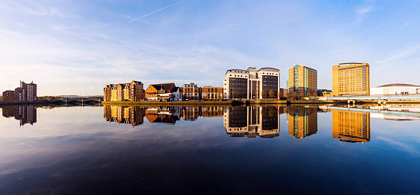 белфаст архитектура вдоль река лаган - uk river panoramic reflection стоковые фото и изображения