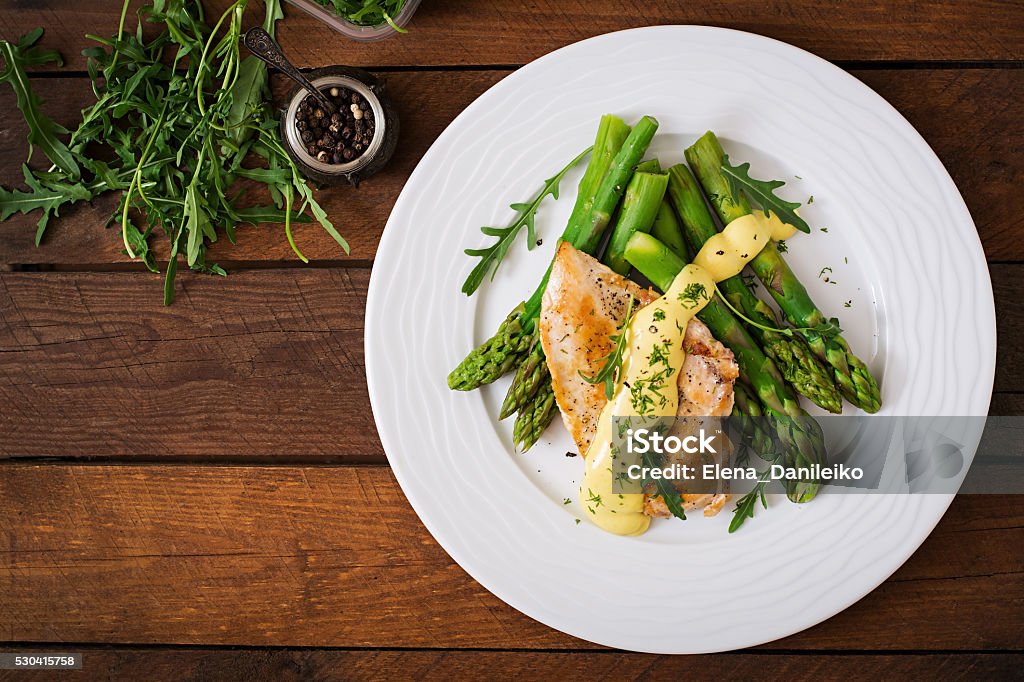 Gebackenes Huhn garniert mit Spargel und Kräutern - Lizenzfrei Spargel Stock-Foto