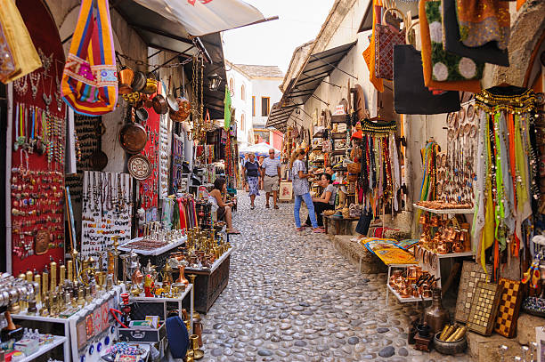 mostar-straße-markt-geschäfte - bosnien und herzegowina stock-fotos und bilder