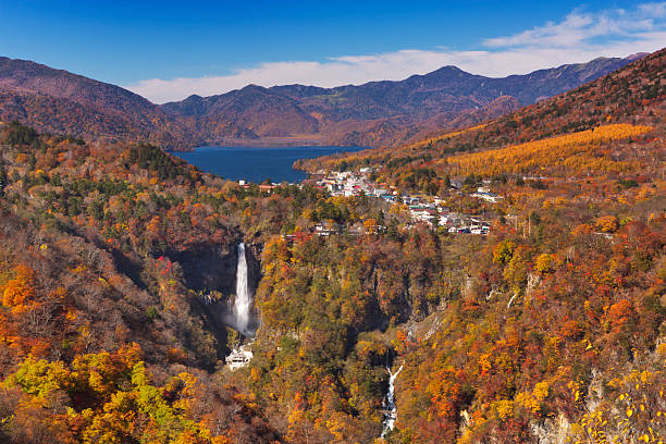 kegon falls próximo a nikko, japão no outono - nikko national park - fotografias e filmes do acervo