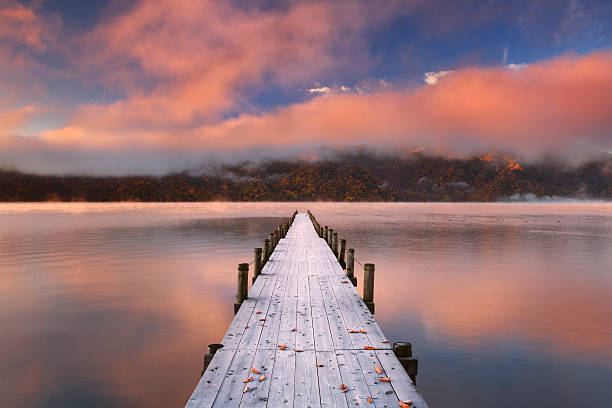 cais no lago chuzenji, japão ao nascer do sol no outono - nikko national park - fotografias e filmes do acervo