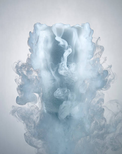 bicchiere d'acqua con ghiaccio secco vapore - dry ice foto e immagini stock