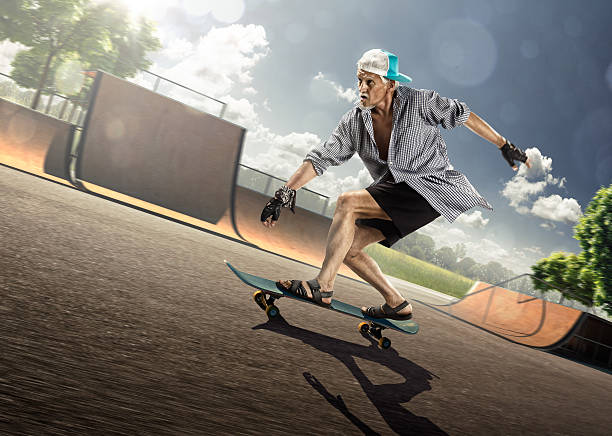 이 올드맨 는 스케이팅 on 스케이트보드 - skateboarding skateboard extreme sports sport 뉴스 사진 이미지
