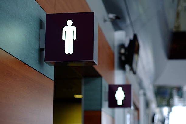 entrada macho y hembra para sanitario y bidé. señal en el aeropuerto - puertas baños fotografías e imágenes de stock