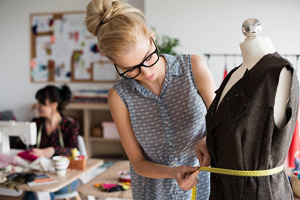 mulher loira, criando com grande atenção - estilista de moda designer profissional - fotografias e filmes do acervo