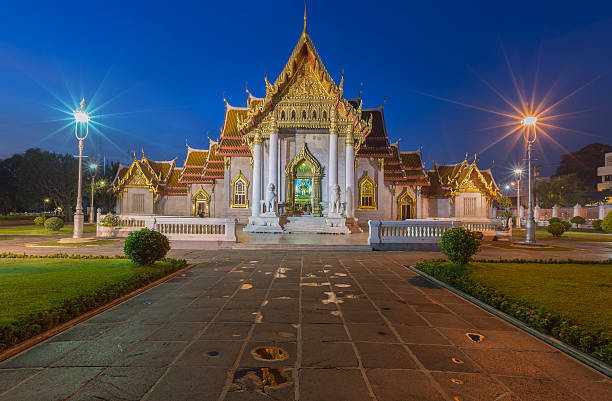 wat benjamaborphit oder marmor-tempel in der dämmerung - thailand asia famous place stone stock-fotos und bilder