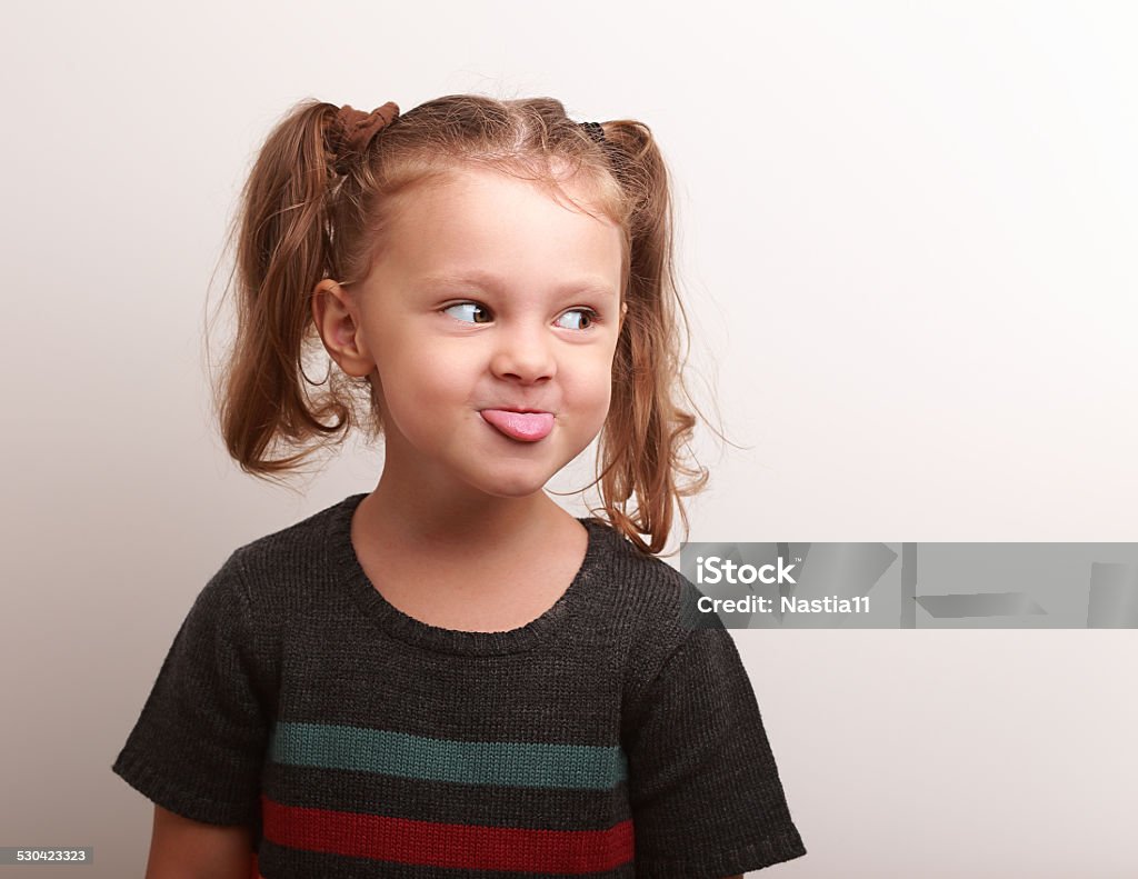 Diversión infantil Chica mostrando la lengua con estilo feliz - Foto de stock de Alegre libre de derechos