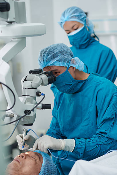 la corrección de la visión - performance surgery doctor men fotografías e imágenes de stock