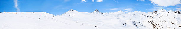 vue panoramique sur les montagnes d'hiver alpes livigno italie paysage de neige poudreuse - carole lombard photos et images de collection