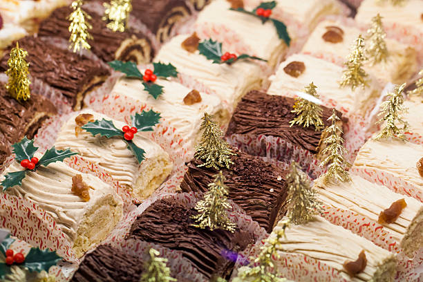 Pequeno buches de Noel com decoração dourada no pastry shop - foto de acervo