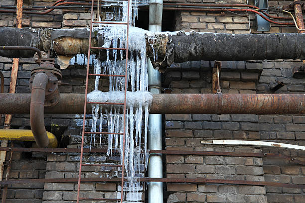 замёрзшая вода трубопроводов - melting ice icicle leaking стоковые фото и изображения