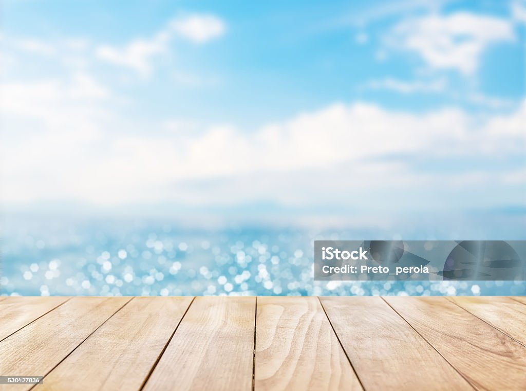 Holztischoberfläche auf blauem Meer und weißem Sandstrand - Lizenzfrei Strand Stock-Foto