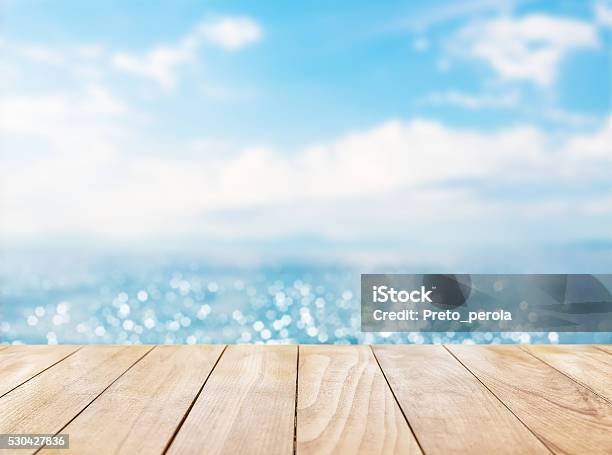 Holztischoberfläche Auf Blauem Meer Und Weißem Sandstrand Stockfoto und mehr Bilder von Strand