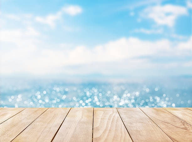 mesa de madera sobre azul mar y playa de arena blanca - sea blue lake fotografías e imágenes de stock