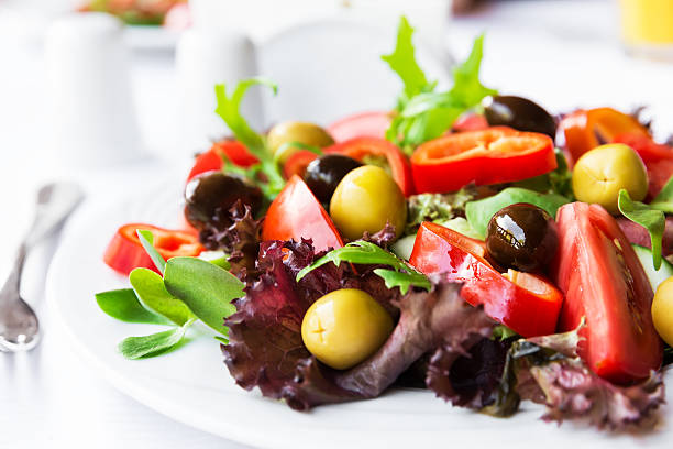 méditerranée salade avec des tomates, olives et des poivrons - cucumber vegetable close up fruit photos et images de collection