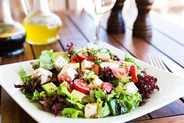 mediterraneo insalata greca con feta, pomodori e peperoni - greek culture salad olive feta cheese foto e immagini stock