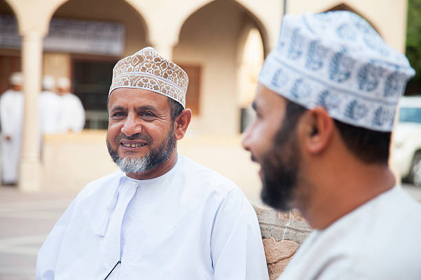 люди говорят и глядя за пределами дружелюбный, nizwa, оман - oman стоковые фото и изображения