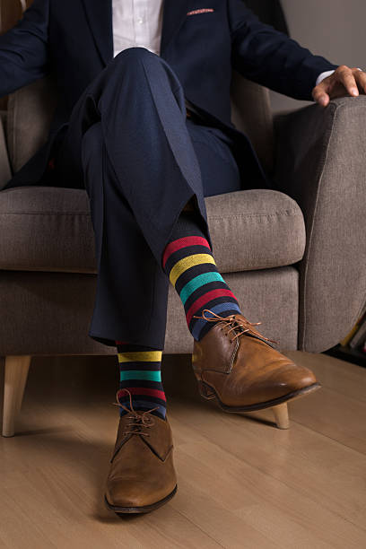 mężczyzna w garnitur z wspaniałe i zabawne kolorowe skarpetki - business human foot shoe men zdjęcia i obrazy z banku zdjęć