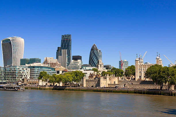 ロンドンの街並みとテムズ川、ロンドン塔、イングランドます。 - crane skyline uk tower of london ストックフォトと画像