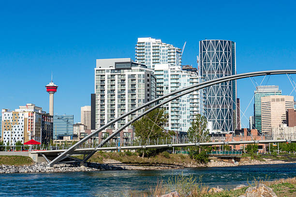 estação do centro da cidade de calgary como visto da ilha de são patrício - bow building imagens e fotografias de stock