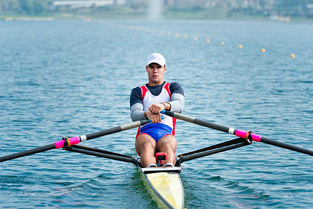 scull individual de remo - rowing fotografías e imágenes de stock