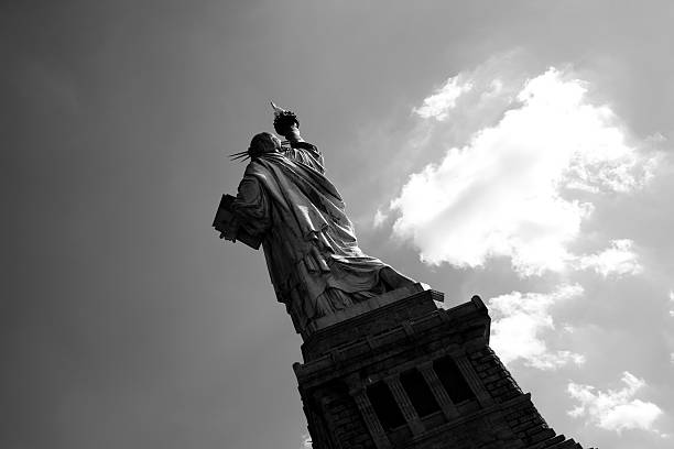 vista de traseira estátua da liberdade com capacidade de deslocamento horizontal - new york city black and white city looking at view - fotografias e filmes do acervo