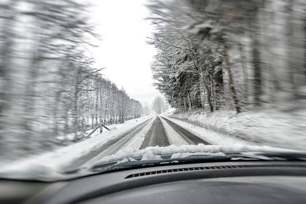 불빛들과 얼음으로 둘러싸인, 컨트리 로드 주행 - drivers point of view country road snowing blizzard 뉴스 사진 이미지