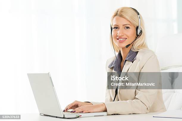 Junge Blonde An Operator Stockfoto und mehr Bilder von Am Telefon - Am Telefon, Arbeiten, Attraktive Frau