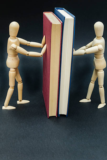 マネキン 2 本を 2 つの - mannequin book education doll ストックフォトと画像