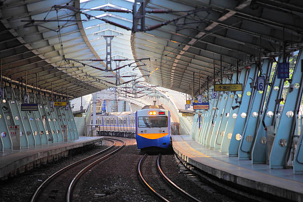 train à la gare ferroviaire de s'approcher xike - sapprocher photos et images de collection
