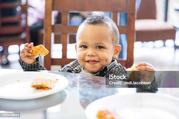 Africanamerican Junge Sitzt Am Tisch Essen Einen Snack Stockfoto und mehr Bilder von Kleinstkind