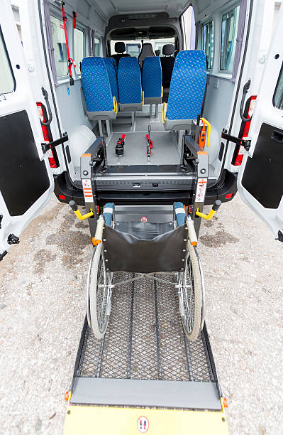 minibusy niepełnosprawnych fizycznie - shut in zdjęcia i obrazy z banku zdjęć