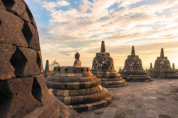 buddist храм, джокьякарта, боробудур ява, индонезия. - borobudur ruins стоковые фото и изображения