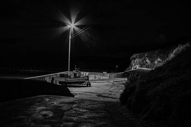 die straße nach knockadoon harbour - republic of ireland corcaigh night photography stock-fotos und bilder